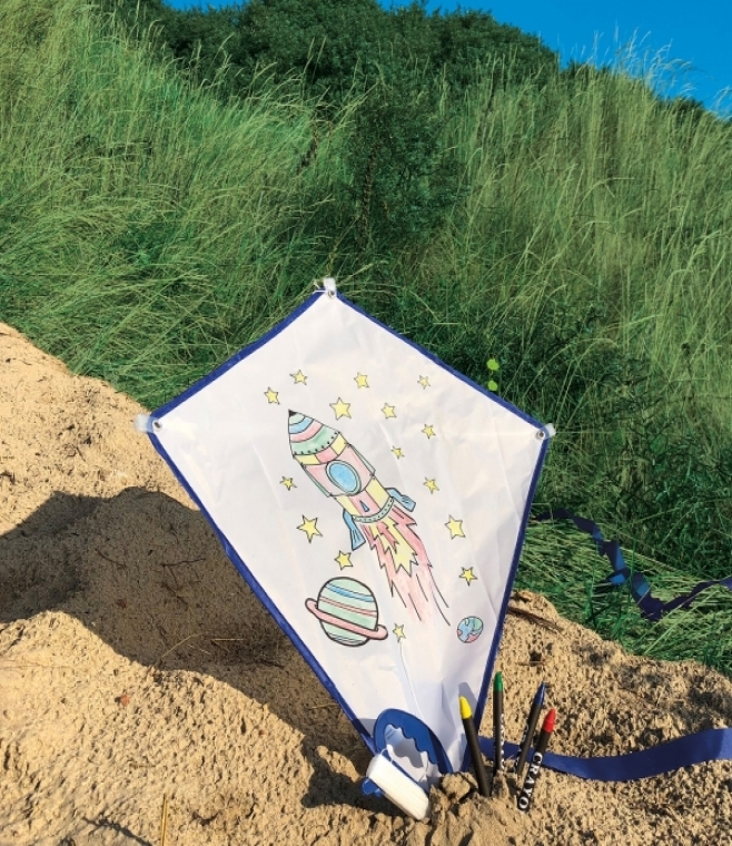 Latawiec do kolorowania z 4 kredkami