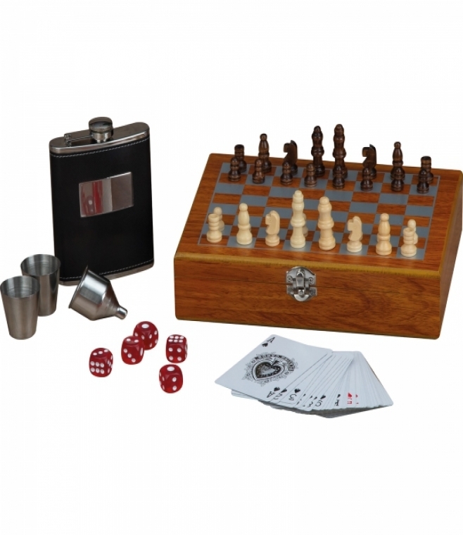 Zestaw piersiówka, szachy, karty i kości